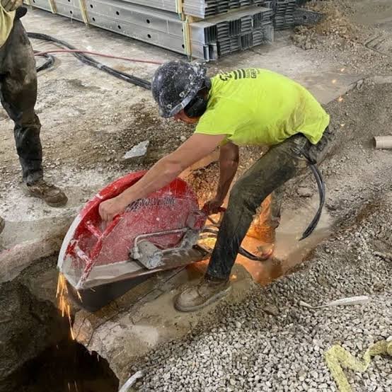 Propped reinforced concrete beam part way through a structural cut
